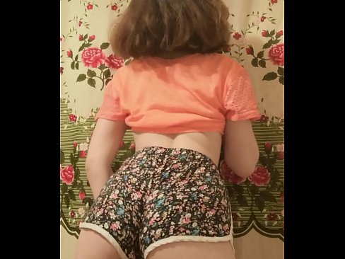 ❤️ Dhallaan yar oo sexy ah oo iska siibaysa surwaalka gaaban ee kamarada ☑ Porno Guri